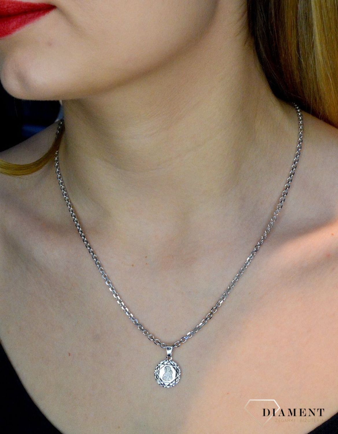 Srebrny łańcuszek o splocie ankier 925 2,3 mm rodowany DIA-LAN-759212R-925 2,3mm. Efektowny splot, który przez swoją uniwersalną strukturę jest idealną bazą do rozmaitych wisiorków oraz dodatków. W ofercie naszego sklepu dos.jpg